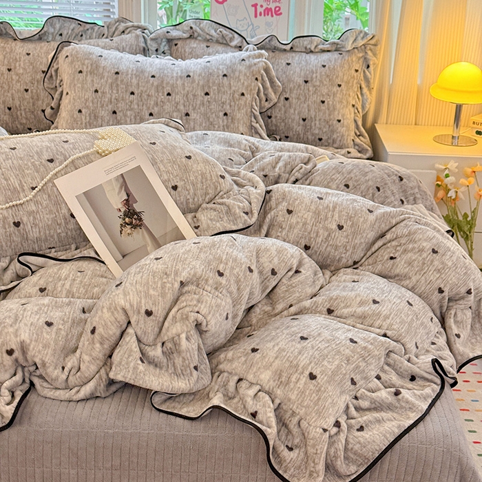 91家纺网 家纺一手货源 找家纺 梦莱斯 2025新款加厚保暖双面牛奶绒四件套-黑色花边款 心动-灰