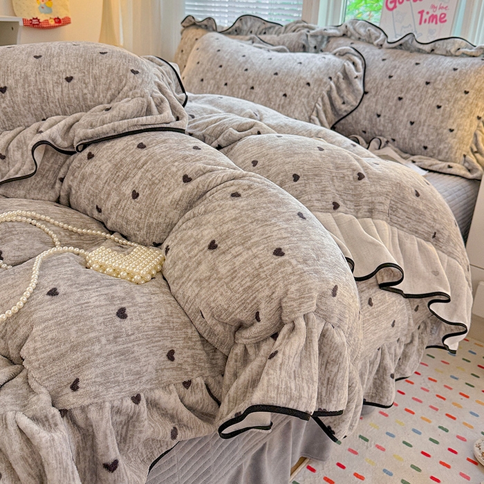 91家纺网 家纺一手货源 找家纺 梦莱斯 2025新款加厚保暖双面牛奶绒四件套-黑色花边款 心动-灰