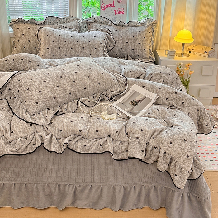 91家纺网 家纺一手货源 找家纺 梦莱斯 2025新款加厚保暖双面牛奶绒四件套-黑色花边款 心动-灰