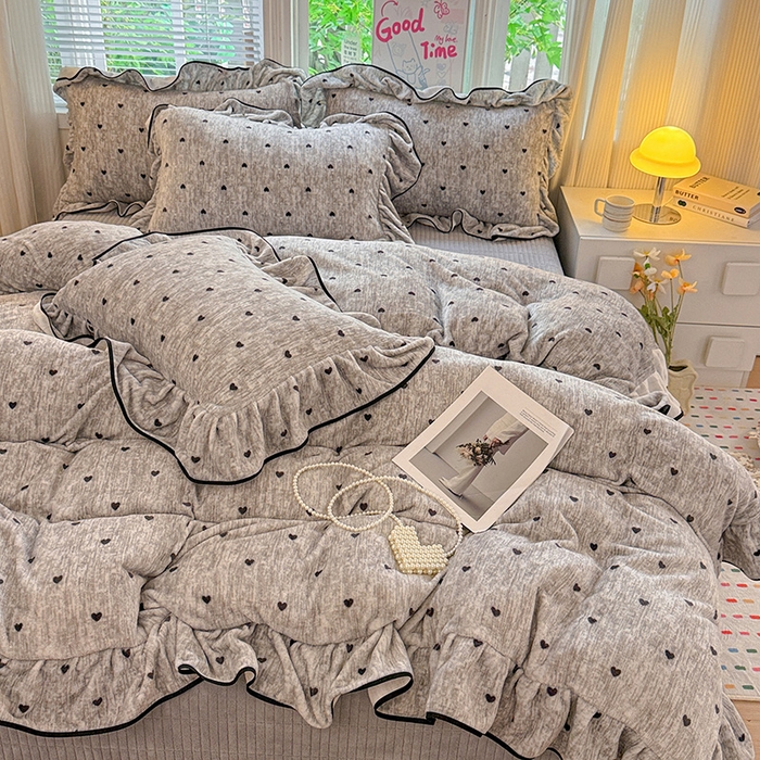 91家纺网 家纺一手货源 找家纺 梦莱斯 2025新款加厚保暖双面牛奶绒四件套-黑色花边款 心动-灰