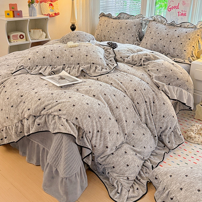 91家纺网 家纺一手货源 找家纺 梦莱斯 2025新款加厚保暖双面牛奶绒四件套-黑色花边款 心动-灰