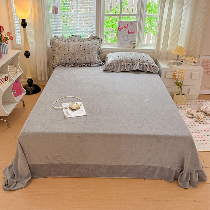 91家纺网 家纺一手货源 找家纺 梦莱斯 2025新款加厚保暖双面牛奶绒四件套-黑色花边款 心动-灰