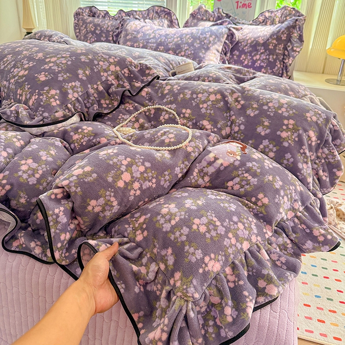 91家纺网 家纺一手货源 找家纺 梦莱斯 2025新款加厚保暖双面牛奶绒四件套-黑色花边款 紫花萌境