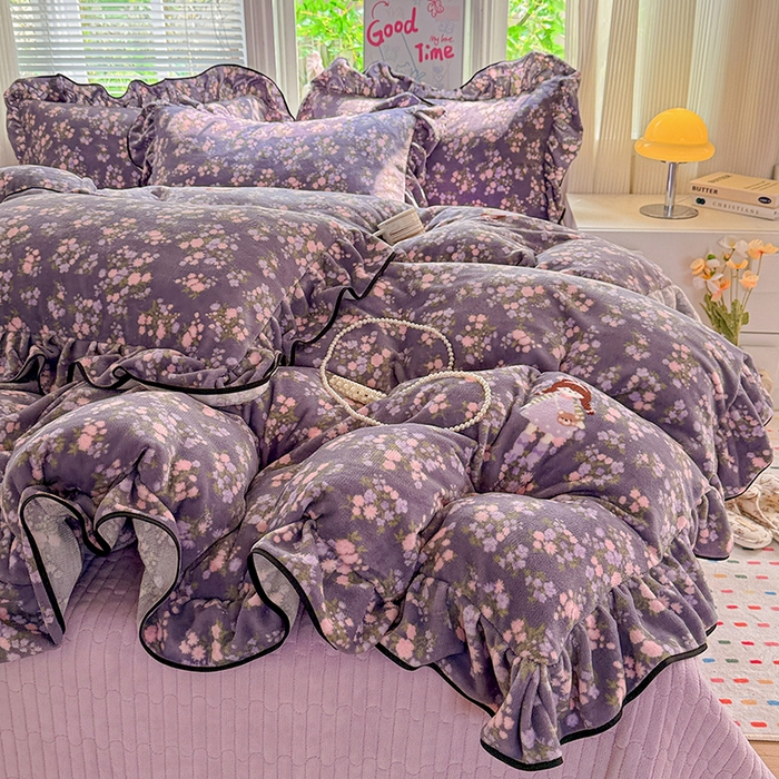 91家纺网 家纺一手货源 找家纺 梦莱斯 2025新款加厚保暖双面牛奶绒四件套-黑色花边款 紫花萌境