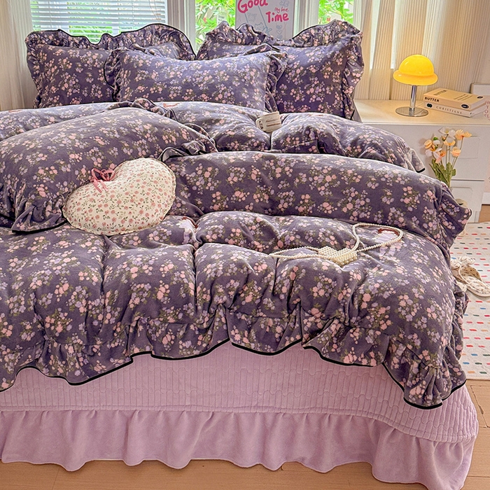 91家纺网 家纺一手货源 找家纺 梦莱斯 2025新款加厚保暖双面牛奶绒四件套-黑色花边款 紫花萌境