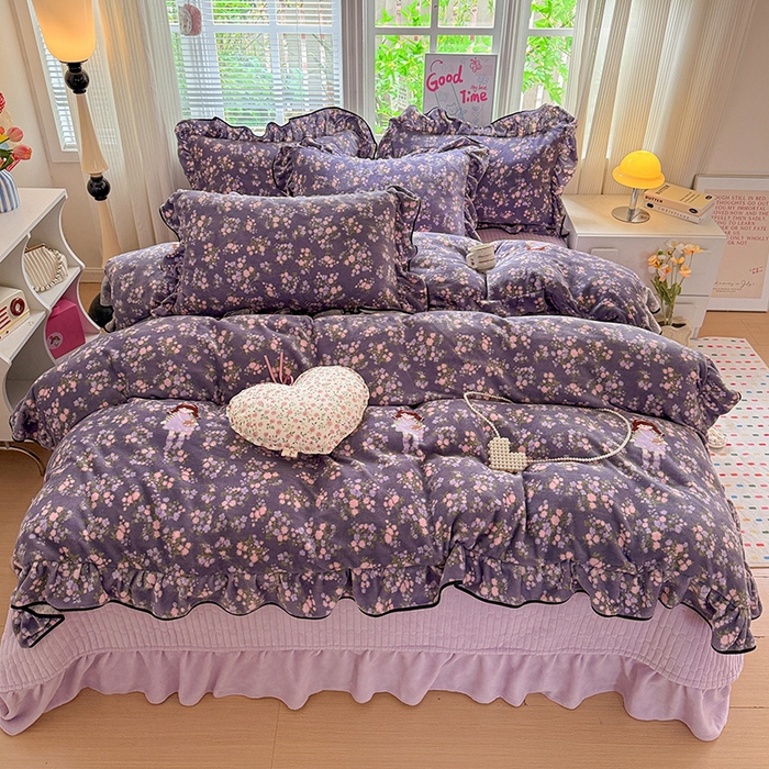 91家纺网 家纺一手货源 找家纺 梦莱斯 2025新款加厚保暖双面牛奶绒四件套-黑色花边款 紫花萌境