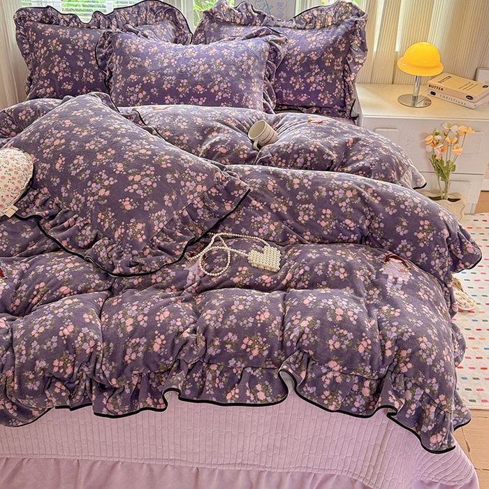 91家纺网 家纺一手货源 找家纺 梦莱斯 2025新款加厚保暖双面牛奶绒四件套-黑色花边款 紫花萌境