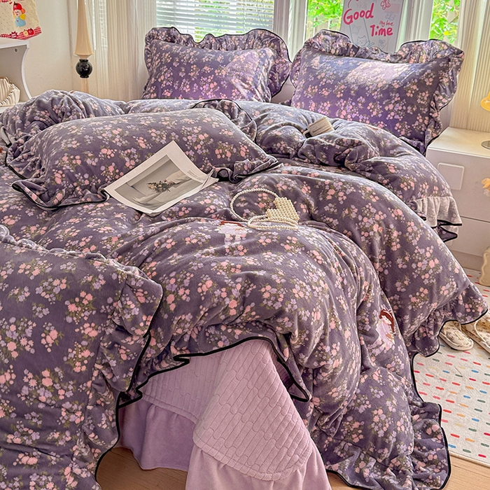 91家纺网 家纺一手货源 找家纺 梦莱斯 2025新款加厚保暖双面牛奶绒四件套-黑色花边款 紫花萌境