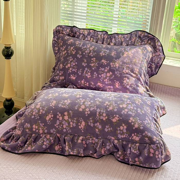 91家纺网 家纺一手货源 找家纺 梦莱斯 2025新款加厚保暖双面牛奶绒四件套-黑色花边款 紫花萌境