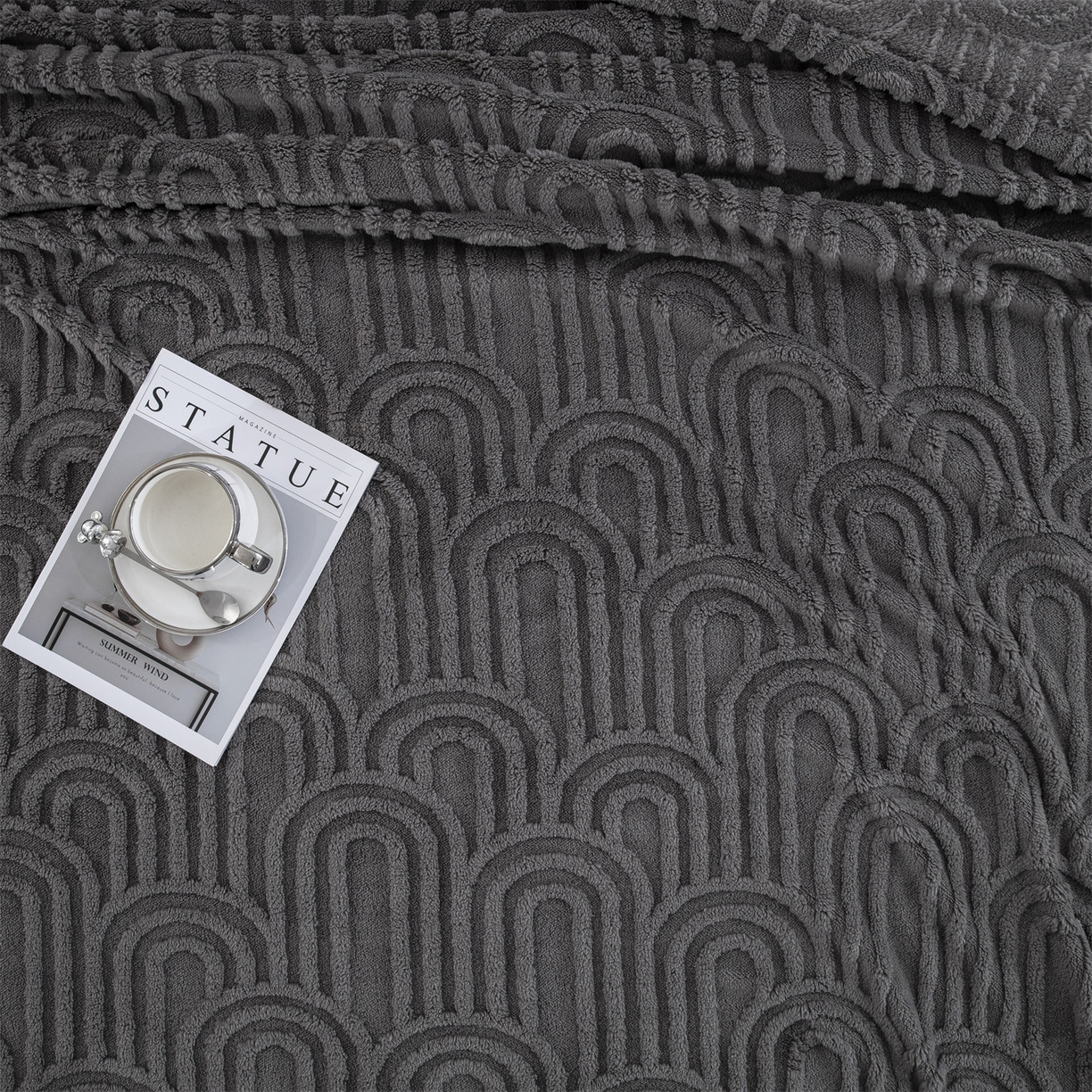 91家纺网 家纺一手货源 找家纺 一左一右 2025秋冬新款280克高克重单层双面提花塔芙绒毛毯舒棉绒毯多功能毯子外贸跨境电商-小拱门 灰色