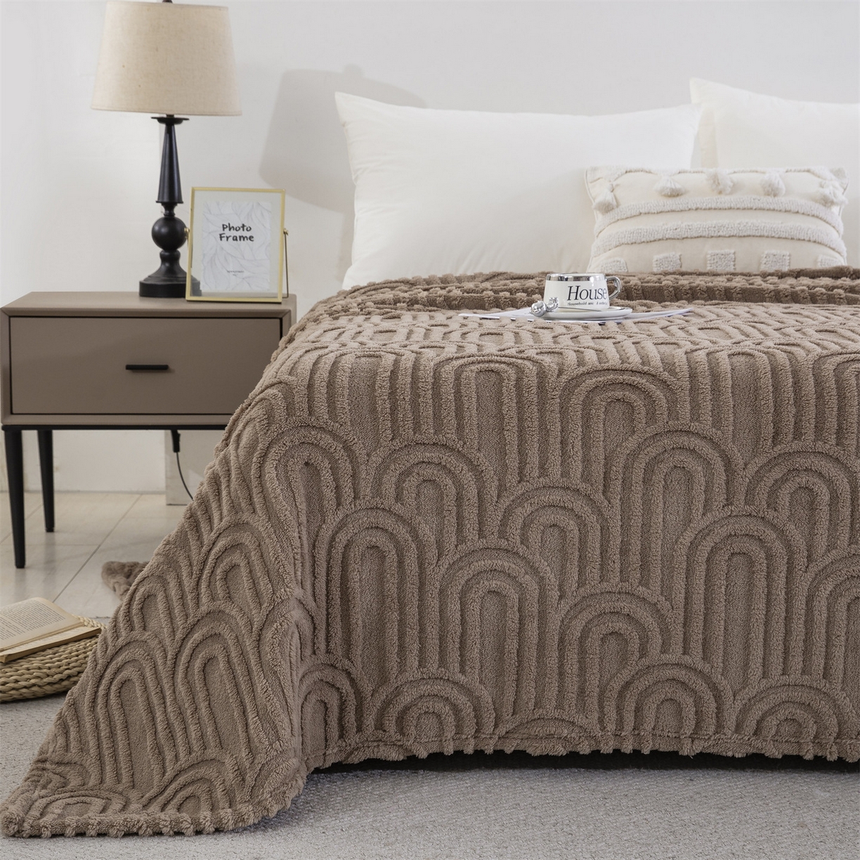 91家纺网 家纺一手货源 找家纺 一左一右 2025秋冬新款280克高克重单层双面提花塔芙绒毛毯舒棉绒毯多功能毯子外贸跨境电商-小拱门 咖色