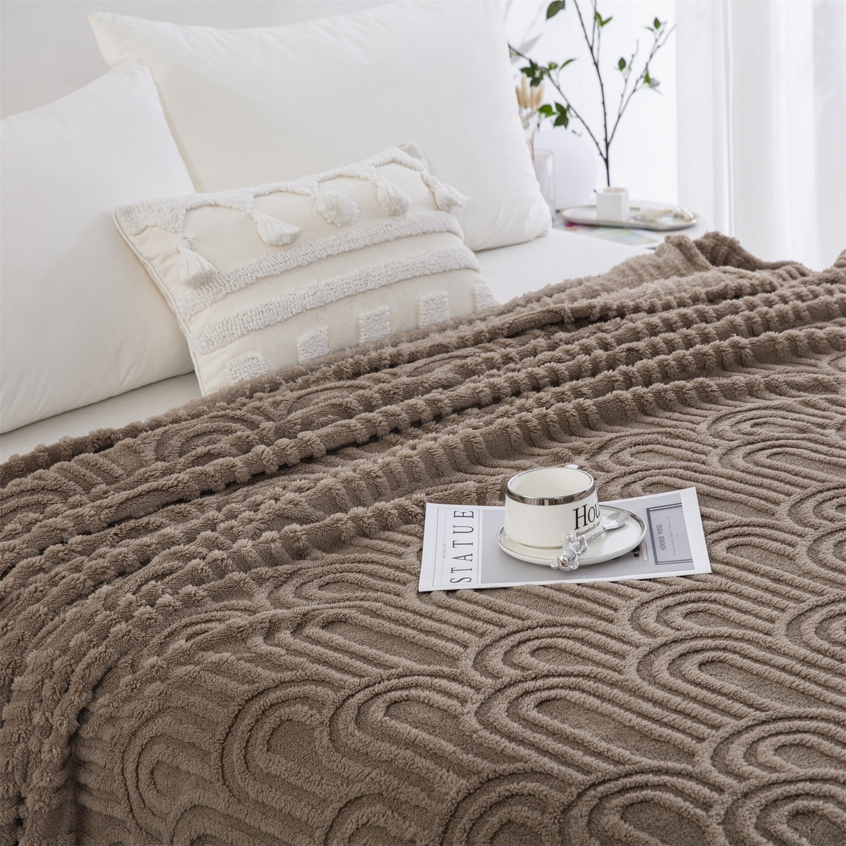 91家纺网 家纺一手货源 找家纺 一左一右 2025秋冬新款280克高克重单层双面提花塔芙绒毛毯舒棉绒毯多功能毯子外贸跨境电商-小拱门 咖色