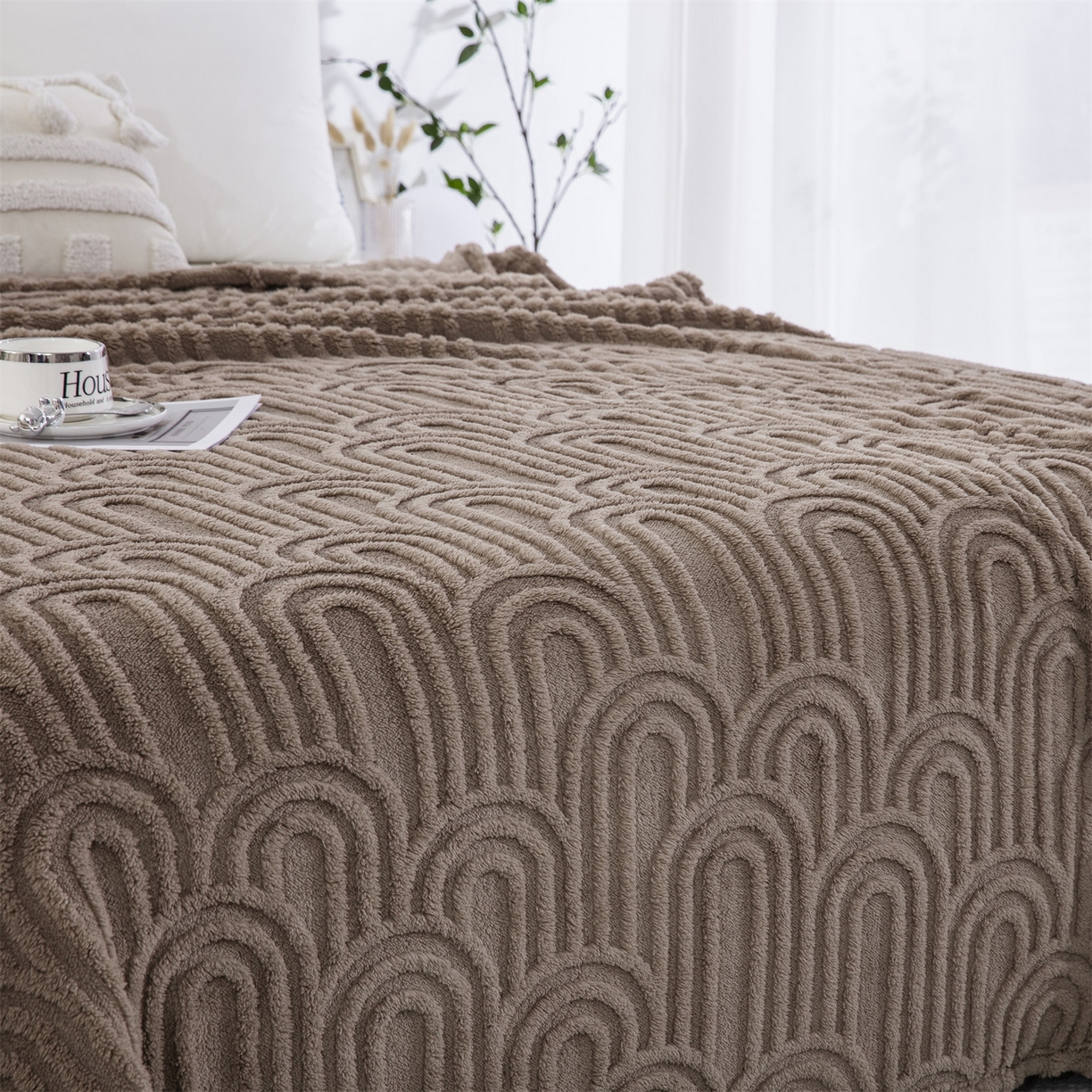 91家纺网 家纺一手货源 找家纺 一左一右 2025秋冬新款280克高克重单层双面提花塔芙绒毛毯舒棉绒毯多功能毯子外贸跨境电商-小拱门 咖色