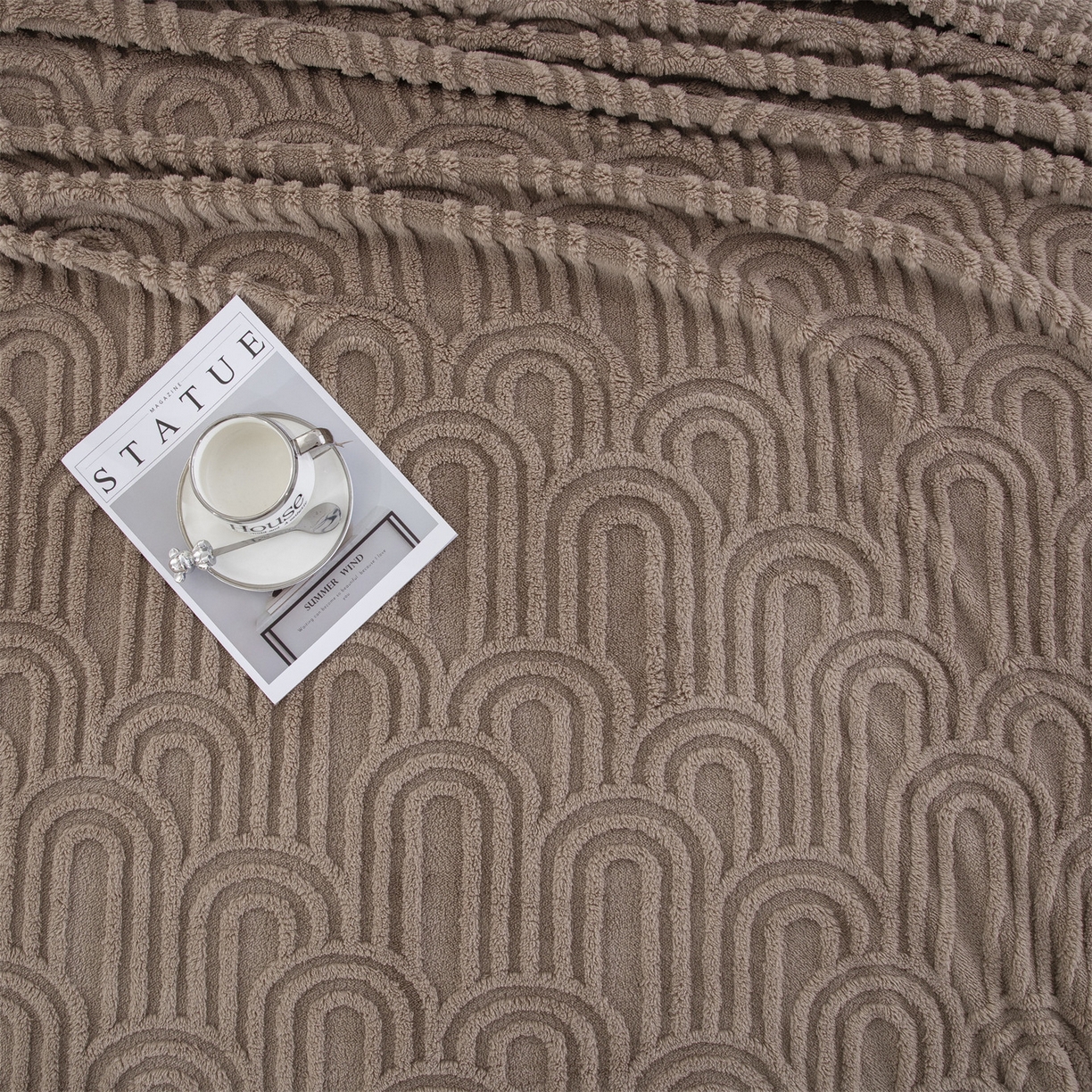 91家纺网 家纺一手货源 找家纺 一左一右 2025秋冬新款280克高克重单层双面提花塔芙绒毛毯舒棉绒毯多功能毯子外贸跨境电商-小拱门 咖色