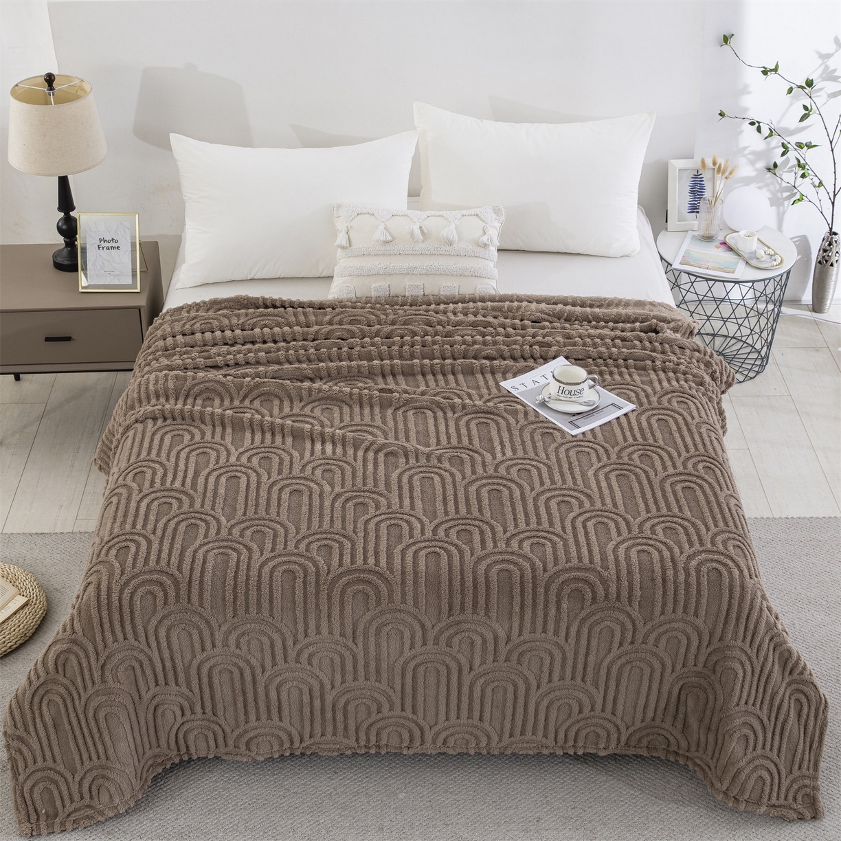 91家纺网 家纺一手货源 找家纺 一左一右 2025秋冬新款280克高克重单层双面提花塔芙绒毛毯舒棉绒毯多功能毯子外贸跨境电商-小拱门 咖色