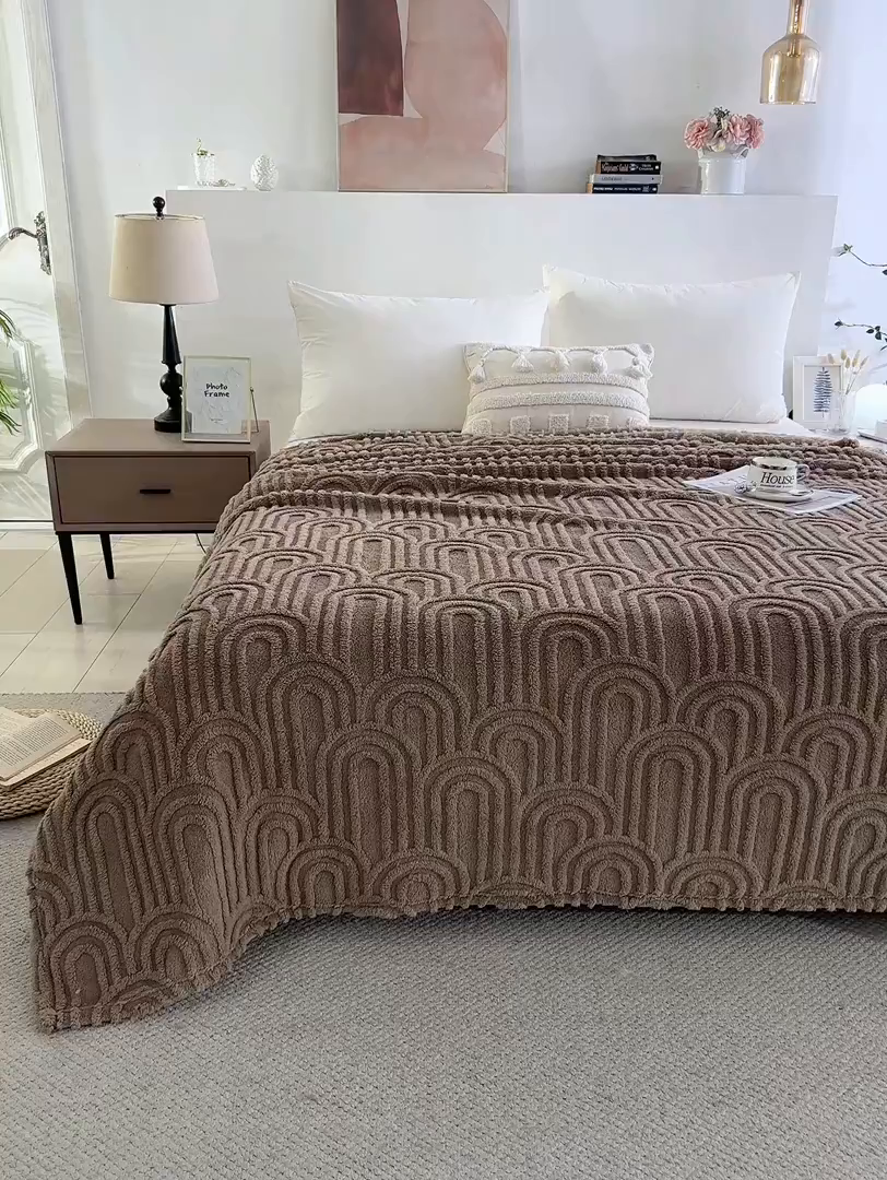 91家纺网 家纺一手货源 找家纺 一左一右 2025秋冬新款280克高克重单层双面提花塔芙绒毛毯舒棉绒毯多功能毯子外贸跨境电商-小拱门 咖色