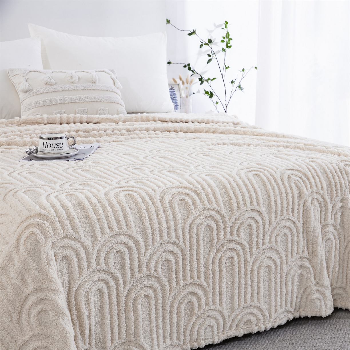 91家纺网 家纺一手货源 找家纺 一左一右 2025秋冬新款280克高克重单层双面提花塔芙绒毛毯舒棉绒毯多功能毯子外贸跨境电商-小拱门 米白