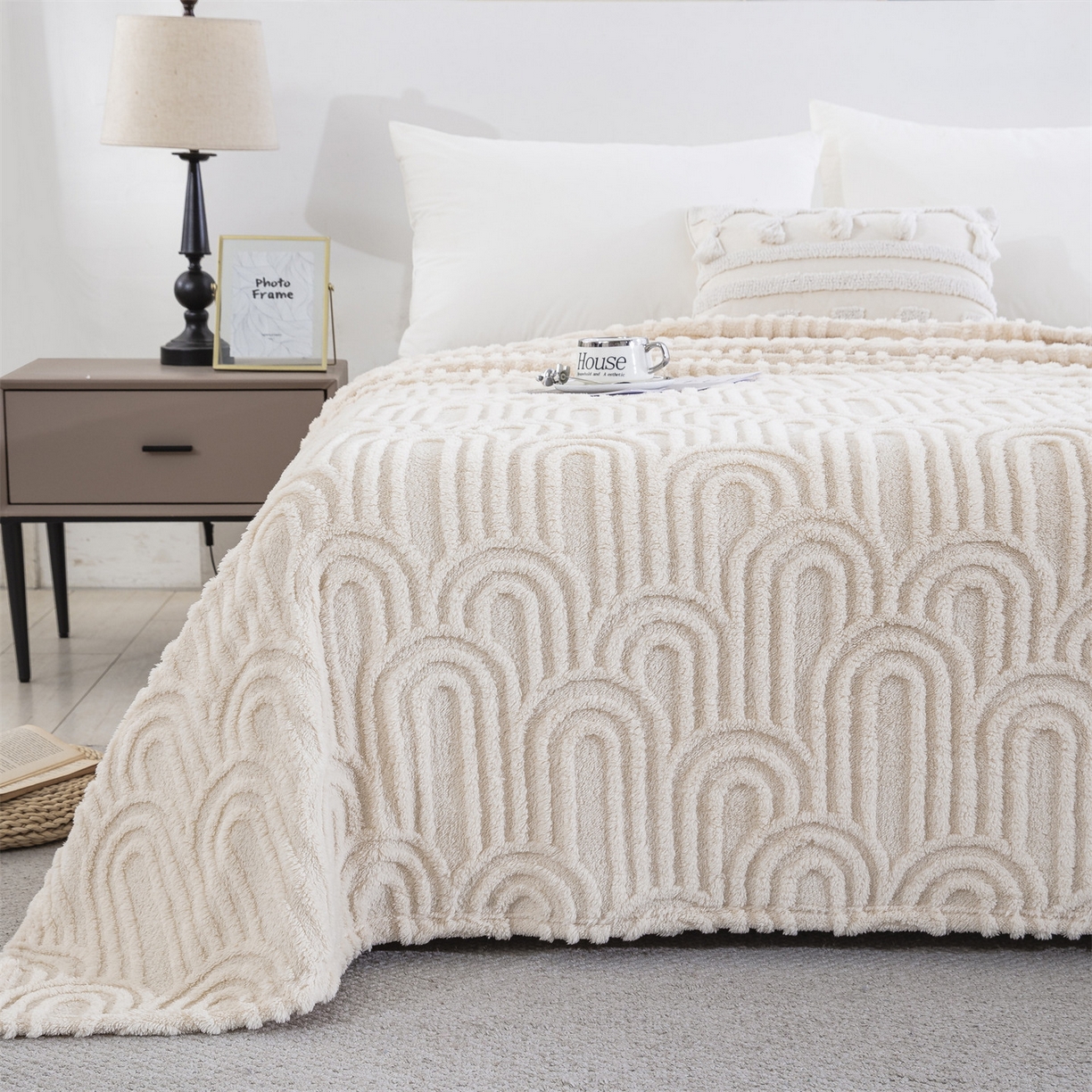 91家纺网 家纺一手货源 找家纺 一左一右 2025秋冬新款280克高克重单层双面提花塔芙绒毛毯舒棉绒毯多功能毯子外贸跨境电商-小拱门 米白