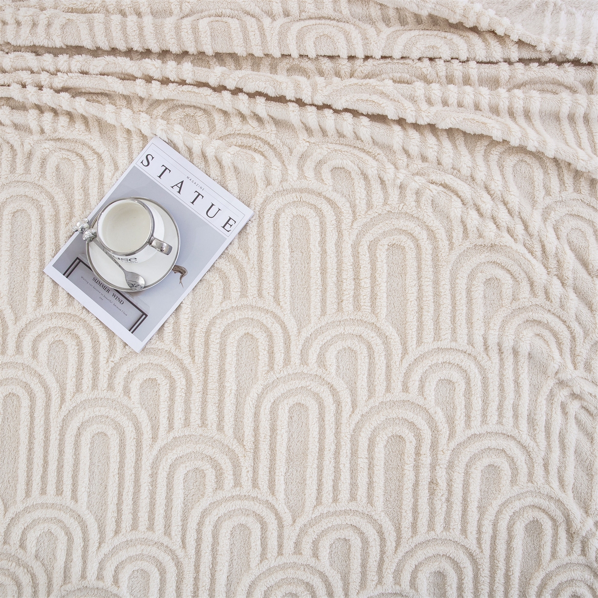 91家纺网 家纺一手货源 找家纺 一左一右 2025秋冬新款280克高克重单层双面提花塔芙绒毛毯舒棉绒毯多功能毯子外贸跨境电商-小拱门 米白