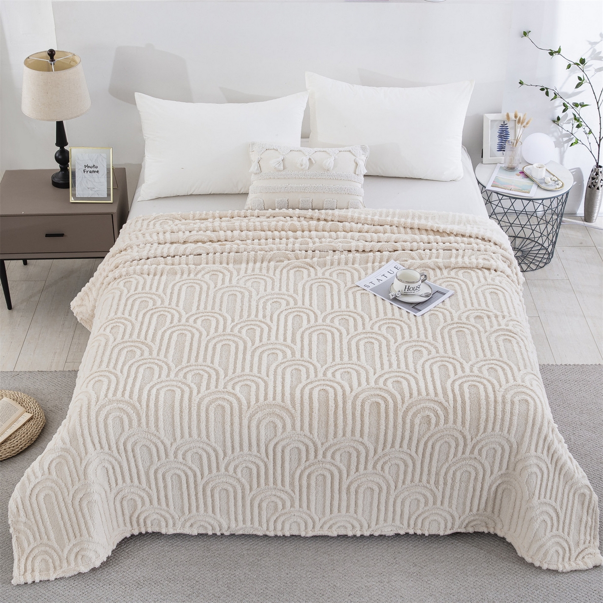 91家纺网 家纺一手货源 找家纺 一左一右 2025秋冬新款280克高克重单层双面提花塔芙绒毛毯舒棉绒毯多功能毯子外贸跨境电商-小拱门 米白