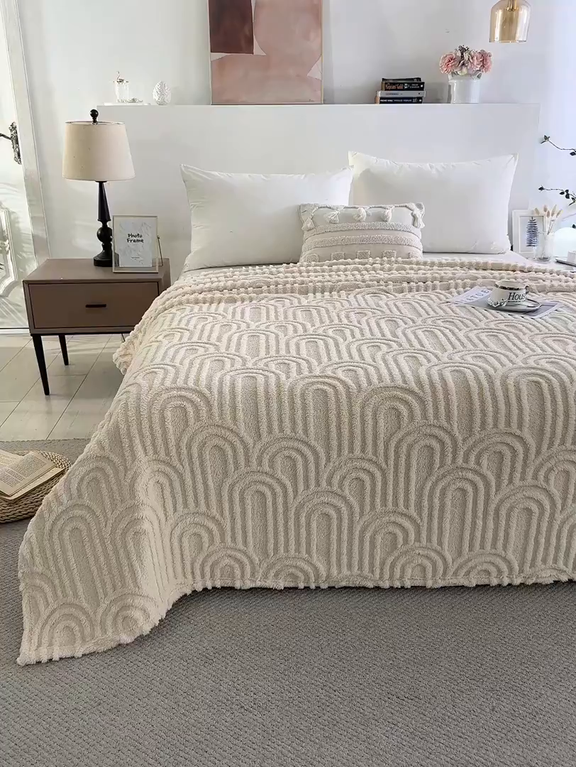 91家纺网 家纺一手货源 找家纺 一左一右 2025秋冬新款280克高克重单层双面提花塔芙绒毛毯舒棉绒毯多功能毯子外贸跨境电商-小拱门 米白