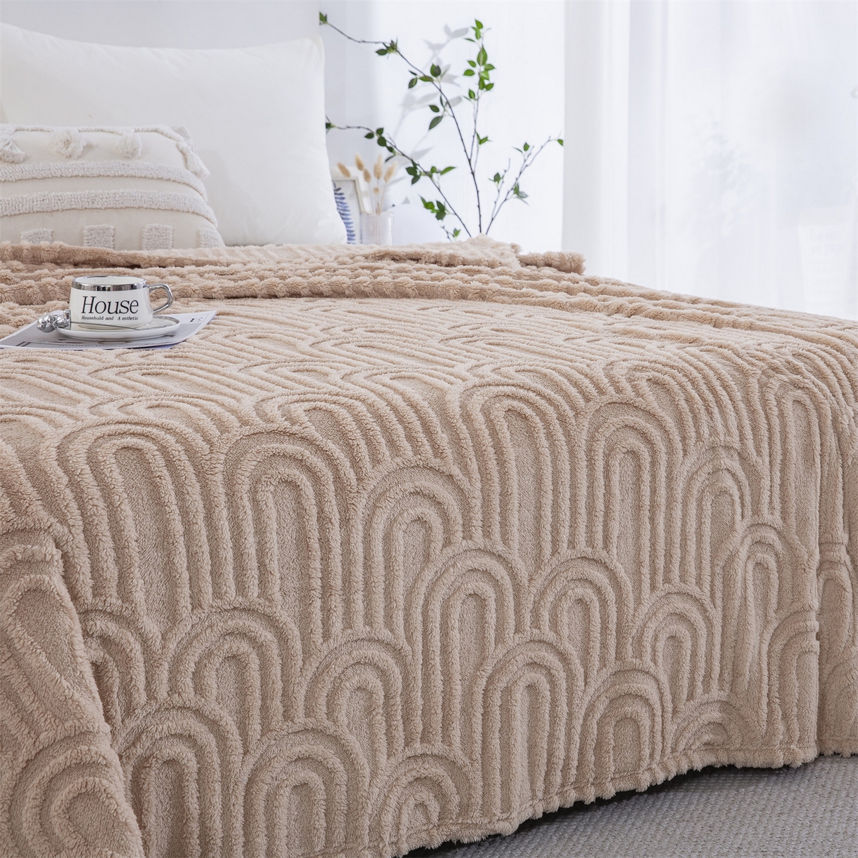 91家纺网 家纺一手货源 找家纺 一左一右 2025秋冬新款280克高克重单层双面提花塔芙绒毛毯舒棉绒毯多功能毯子外贸跨境电商-小拱门 浅驼