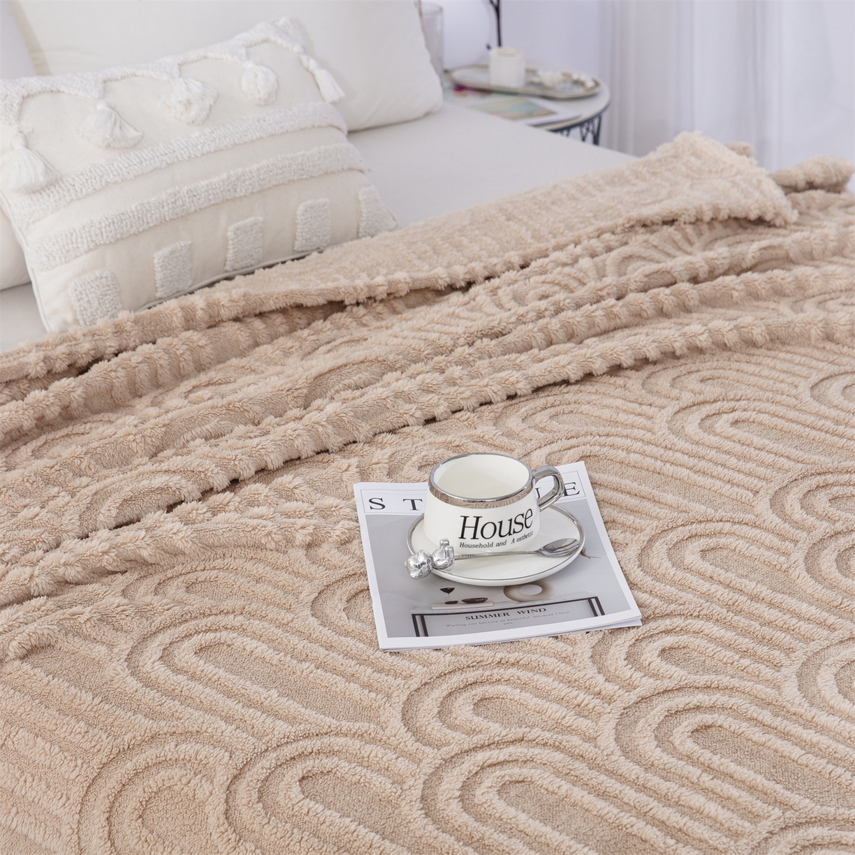 91家纺网 家纺一手货源 找家纺 一左一右 2025秋冬新款280克高克重单层双面提花塔芙绒毛毯舒棉绒毯多功能毯子外贸跨境电商-小拱门 浅驼