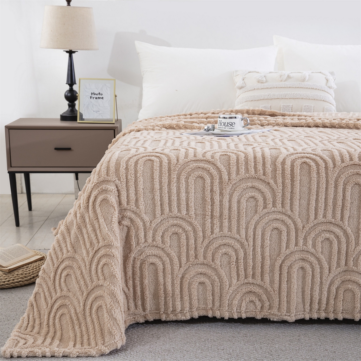 91家纺网 家纺一手货源 找家纺 一左一右 2025秋冬新款280克高克重单层双面提花塔芙绒毛毯舒棉绒毯多功能毯子外贸跨境电商-小拱门 浅驼