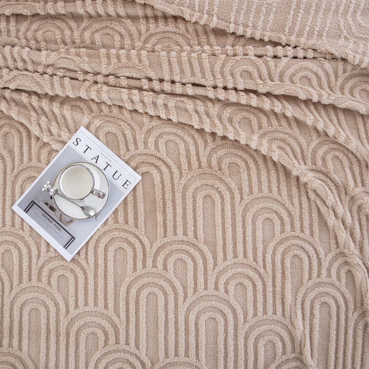 91家纺网 家纺一手货源 找家纺 一左一右 2025秋冬新款280克高克重单层双面提花塔芙绒毛毯舒棉绒毯多功能毯子外贸跨境电商-小拱门 浅驼