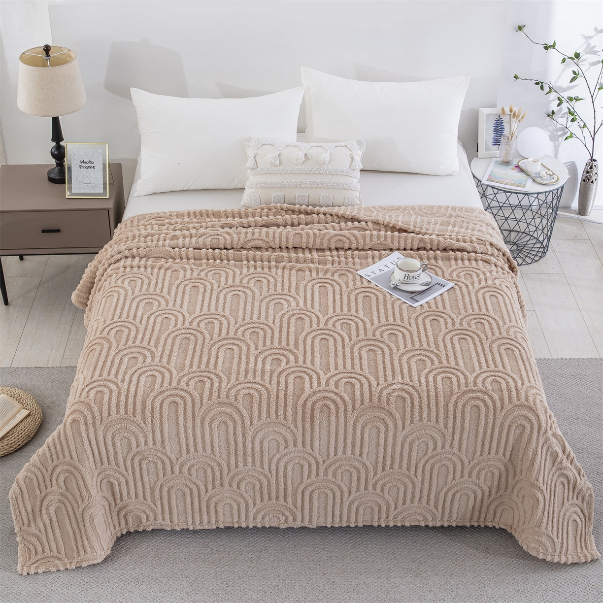 91家纺网 家纺一手货源 找家纺 一左一右 2025秋冬新款280克高克重单层双面提花塔芙绒毛毯舒棉绒毯多功能毯子外贸跨境电商-小拱门 浅驼