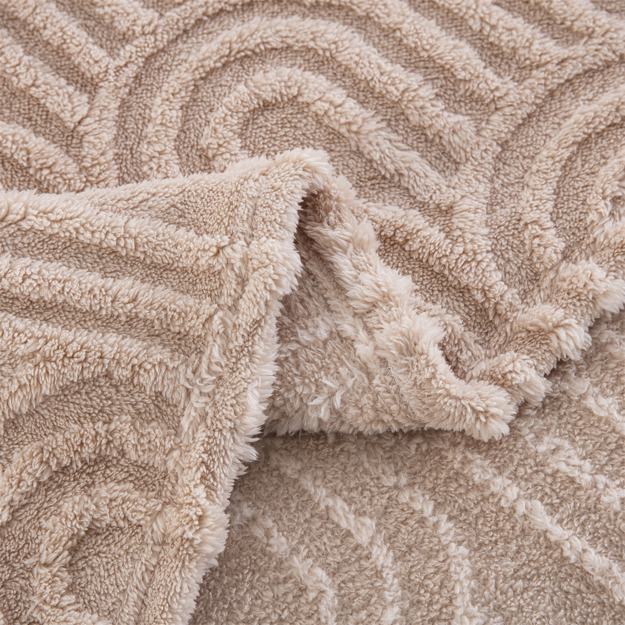 91家纺网 家纺一手货源 找家纺 一左一右 2025秋冬新款280克高克重单层双面提花塔芙绒毛毯舒棉绒毯多功能毯子外贸跨境电商-小拱门 浅驼