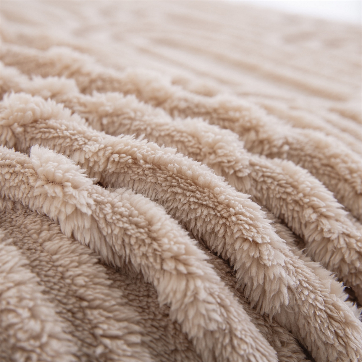 91家纺网 家纺一手货源 找家纺 一左一右 2025秋冬新款280克高克重单层双面提花塔芙绒毛毯舒棉绒毯多功能毯子外贸跨境电商-小拱门 浅驼