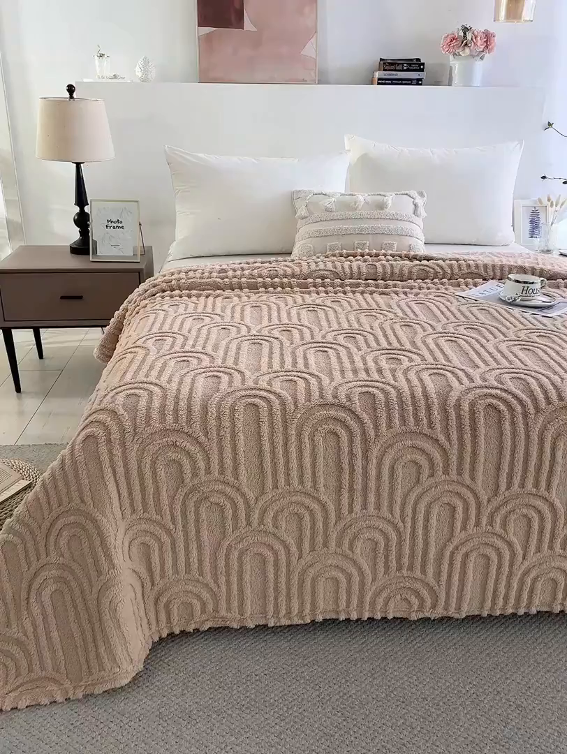 91家纺网 家纺一手货源 找家纺 一左一右 2025秋冬新款280克高克重单层双面提花塔芙绒毛毯舒棉绒毯多功能毯子外贸跨境电商-小拱门 浅驼