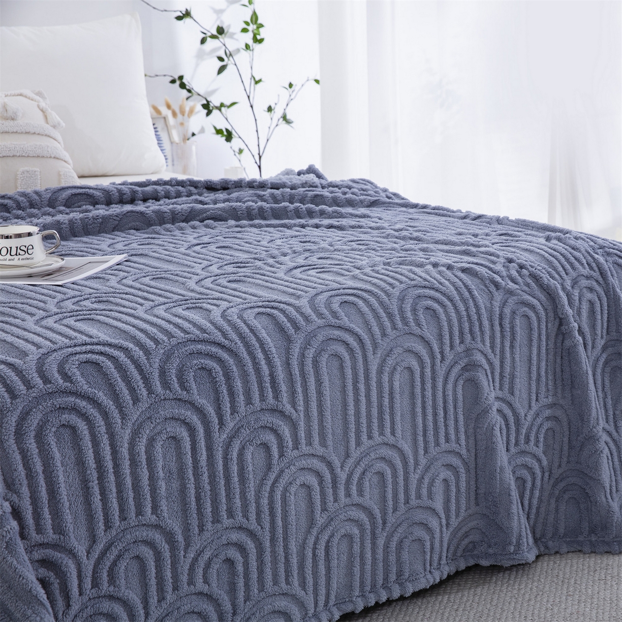 91家纺网 家纺一手货源 找家纺 一左一右 2025秋冬新款280克高克重单层双面提花塔芙绒毛毯舒棉绒毯多功能毯子外贸跨境电商-小拱门 雾兰