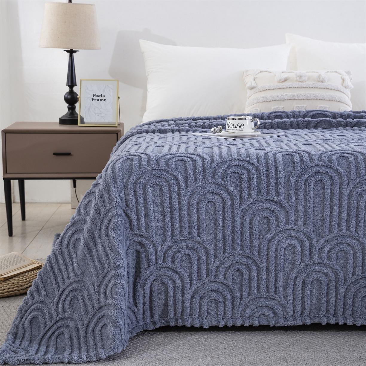 91家纺网 家纺一手货源 找家纺 一左一右 2025秋冬新款280克高克重单层双面提花塔芙绒毛毯舒棉绒毯多功能毯子外贸跨境电商-小拱门 雾兰