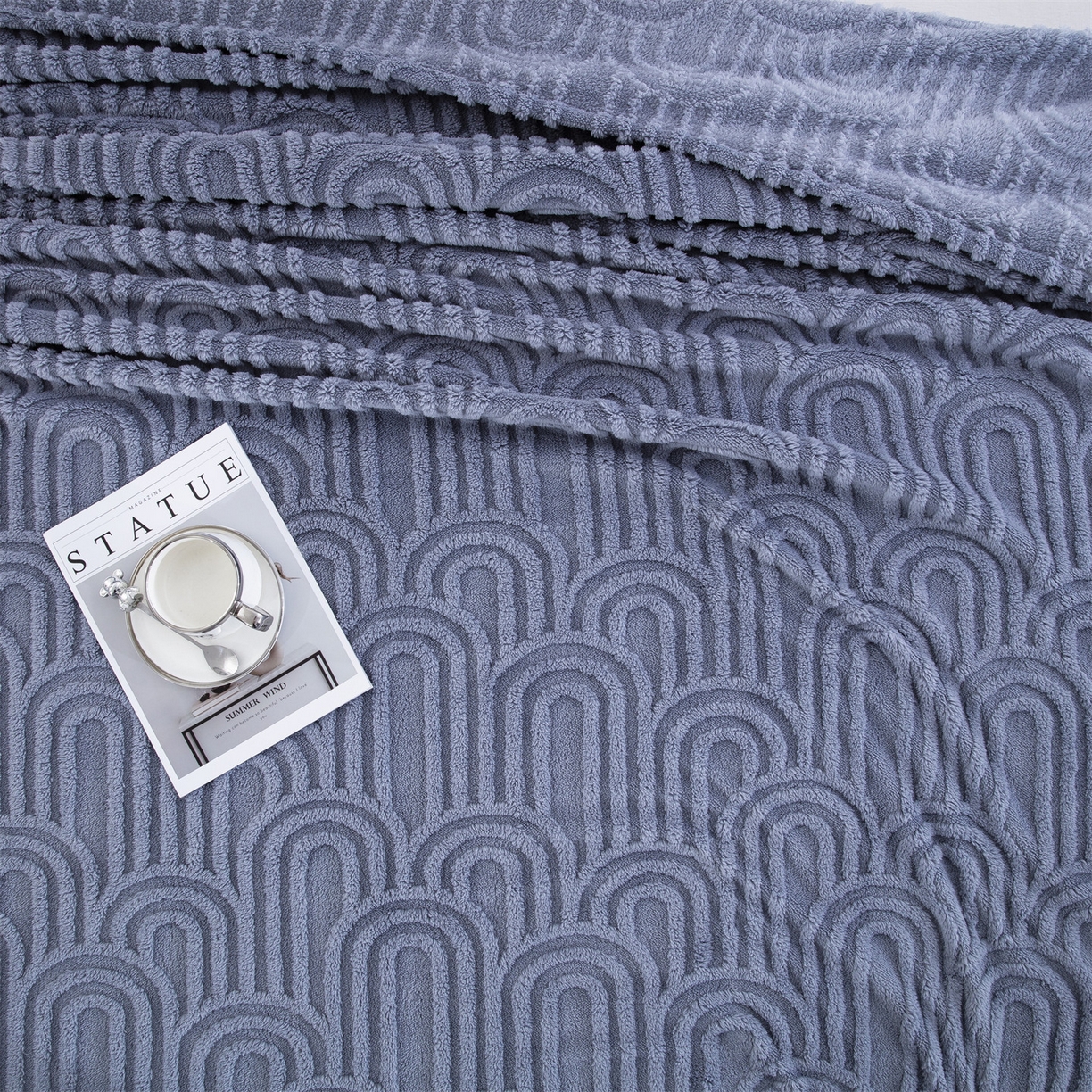 91家纺网 家纺一手货源 找家纺 一左一右 2025秋冬新款280克高克重单层双面提花塔芙绒毛毯舒棉绒毯多功能毯子外贸跨境电商-小拱门 雾兰