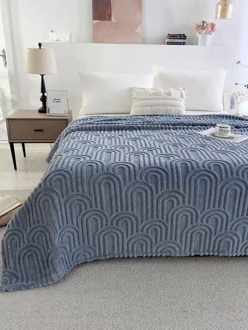 91家纺网 家纺一手货源 找家纺 一左一右 2025秋冬新款280克高克重单层双面提花塔芙绒毛毯舒棉绒毯多功能毯子外贸跨境电商-小拱门 雾兰