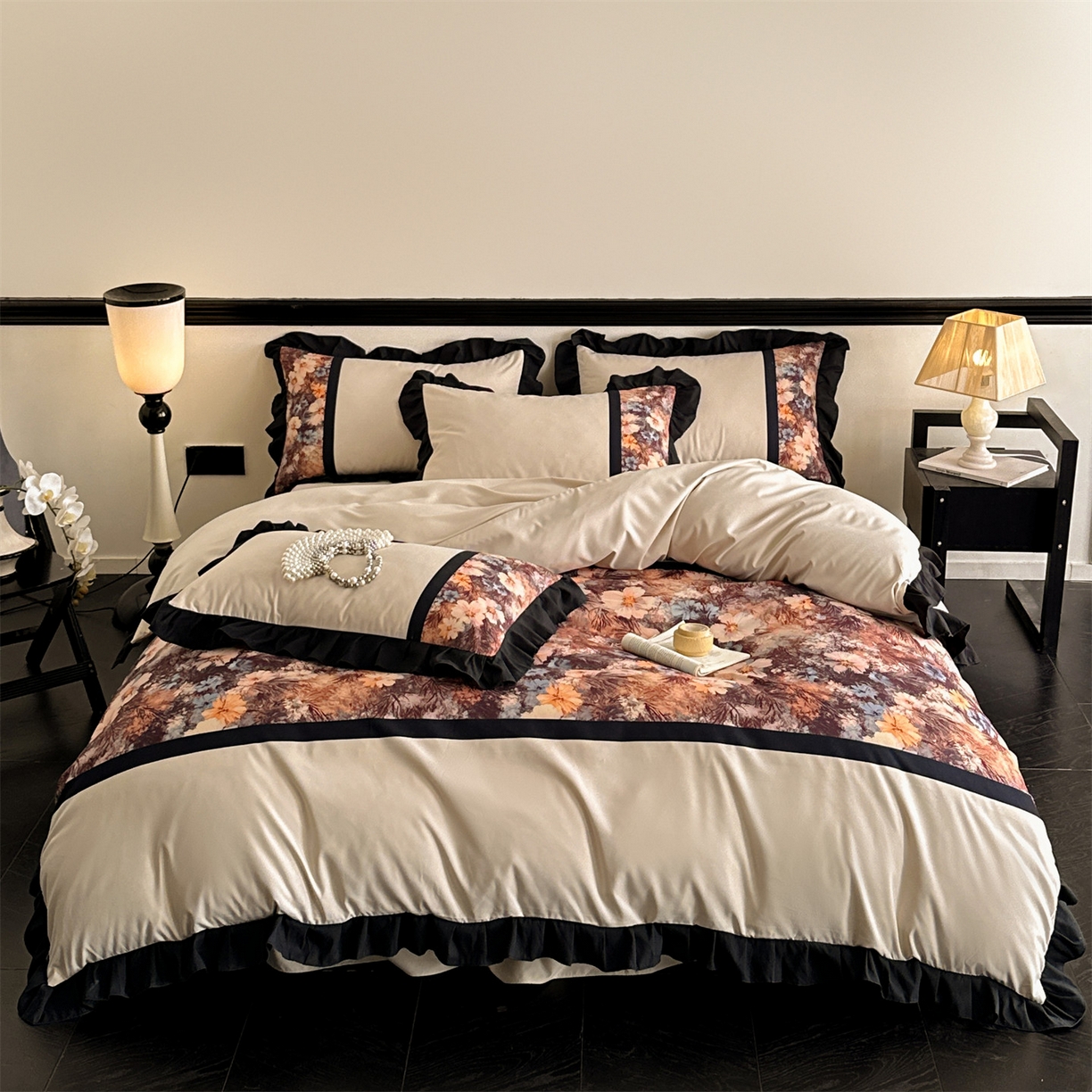 91家纺网 家纺一手货源 找家纺 一左一右 2025秋冬新款数码印花法式复古风花边亲肤棉磨毛水洗棉床笠床裙四件套-香澜花园 香槟米