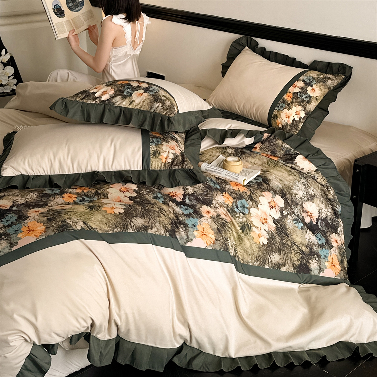 91家纺网 家纺一手货源 找家纺 一左一右 2025秋冬新款数码印花法式复古风花边亲肤棉磨毛水洗棉床笠床裙四件套-香澜花园 玛瑙绿