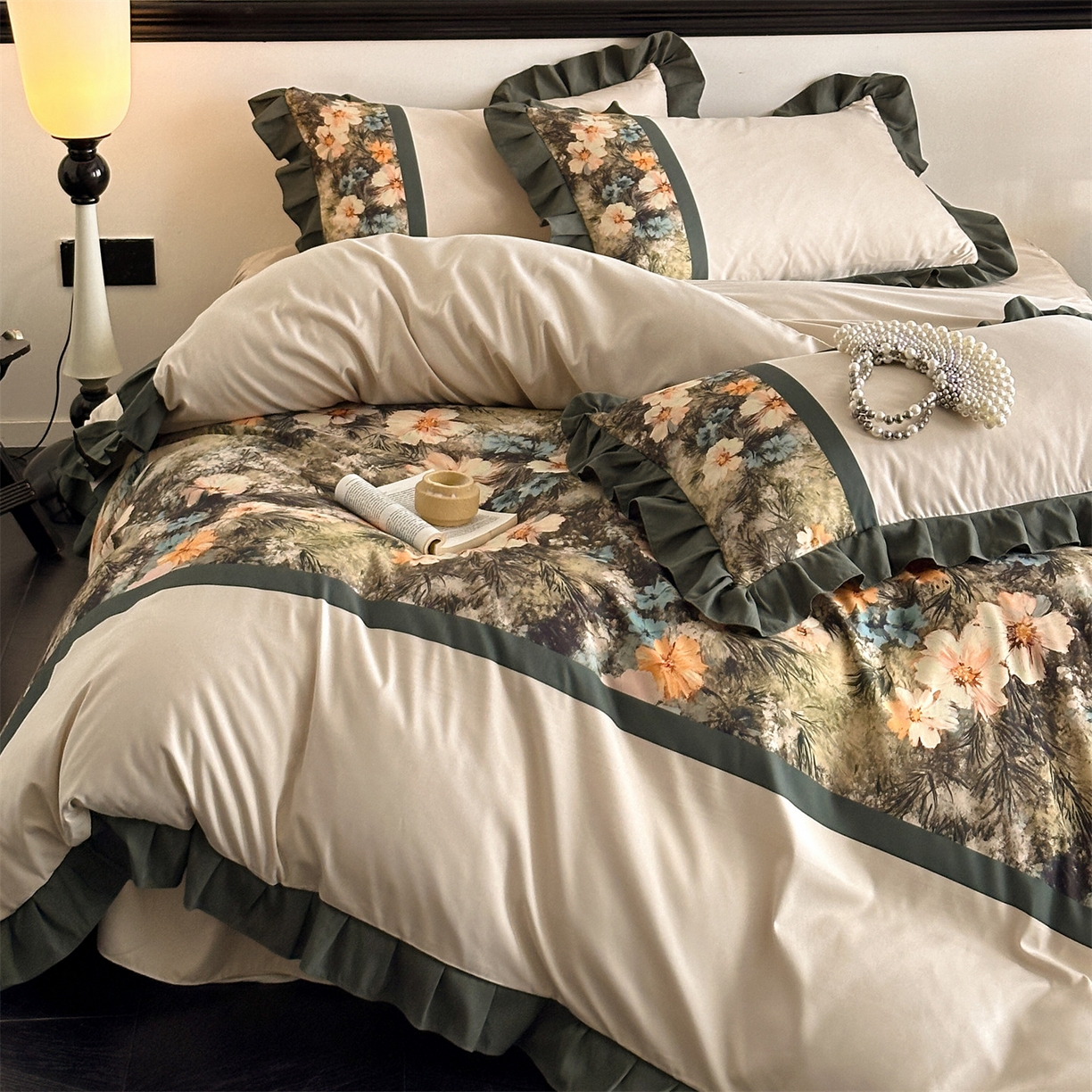 91家纺网 家纺一手货源 找家纺 一左一右 2025秋冬新款数码印花法式复古风花边亲肤棉磨毛水洗棉床笠床裙四件套-香澜花园 玛瑙绿