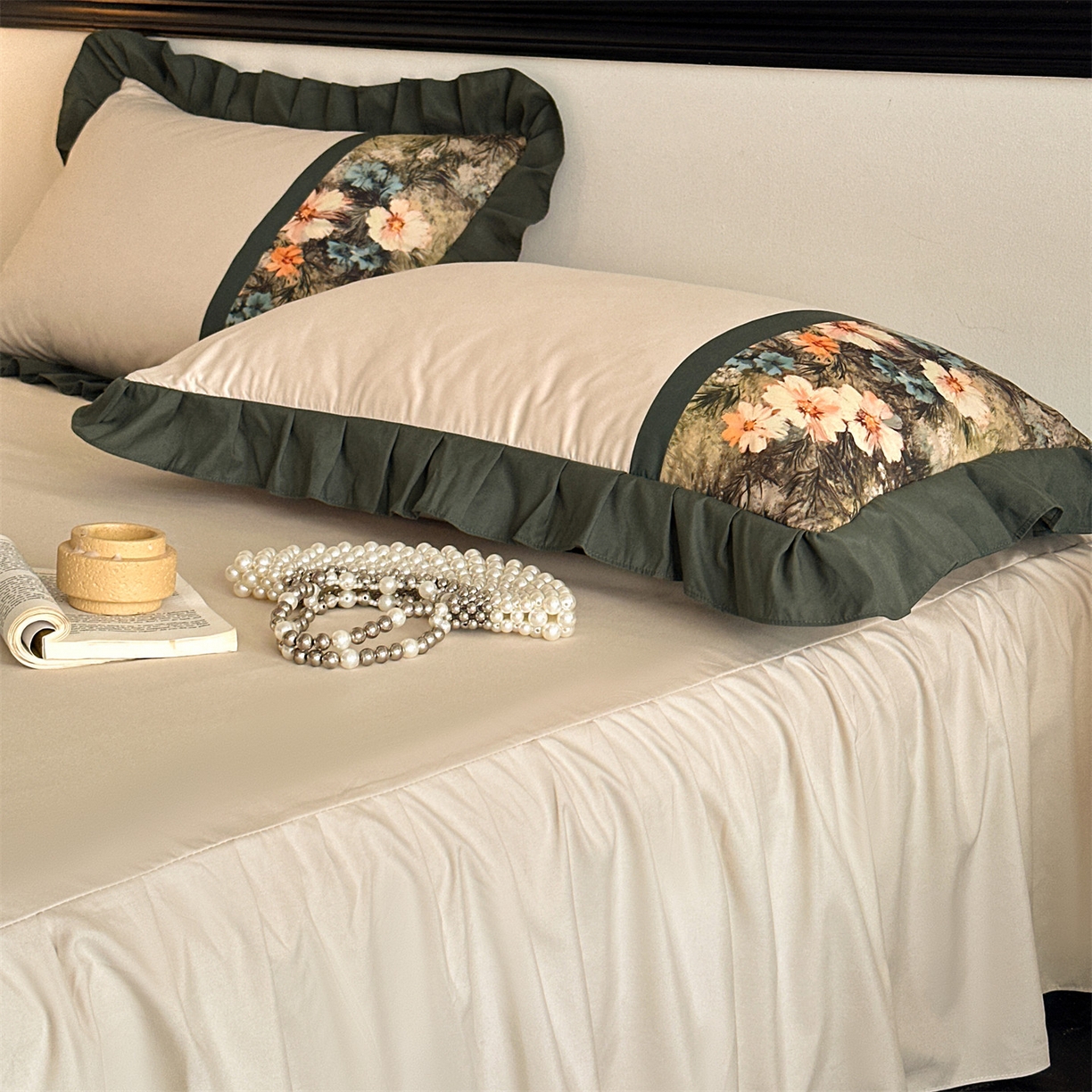 91家纺网 家纺一手货源 找家纺 一左一右 2025秋冬新款数码印花法式复古风花边亲肤棉磨毛水洗棉床笠床裙四件套-香澜花园 玛瑙绿