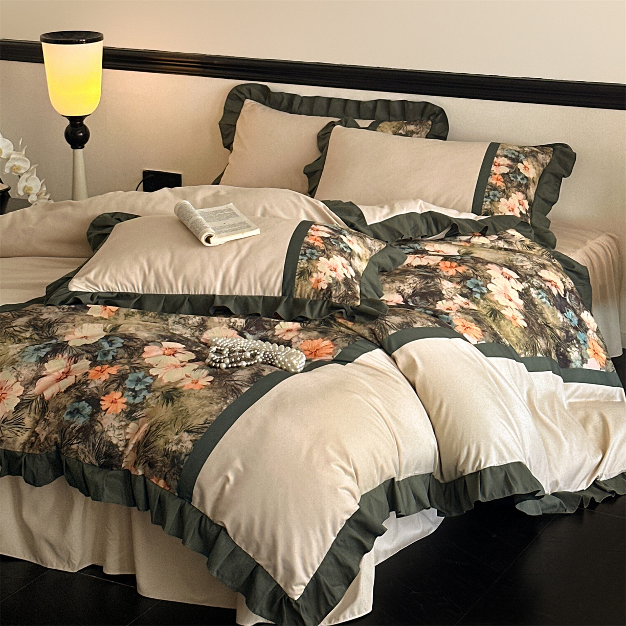 91家纺网 家纺一手货源 找家纺 一左一右 2025秋冬新款数码印花法式复古风花边亲肤棉磨毛水洗棉床笠床裙四件套-香澜花园 玛瑙绿