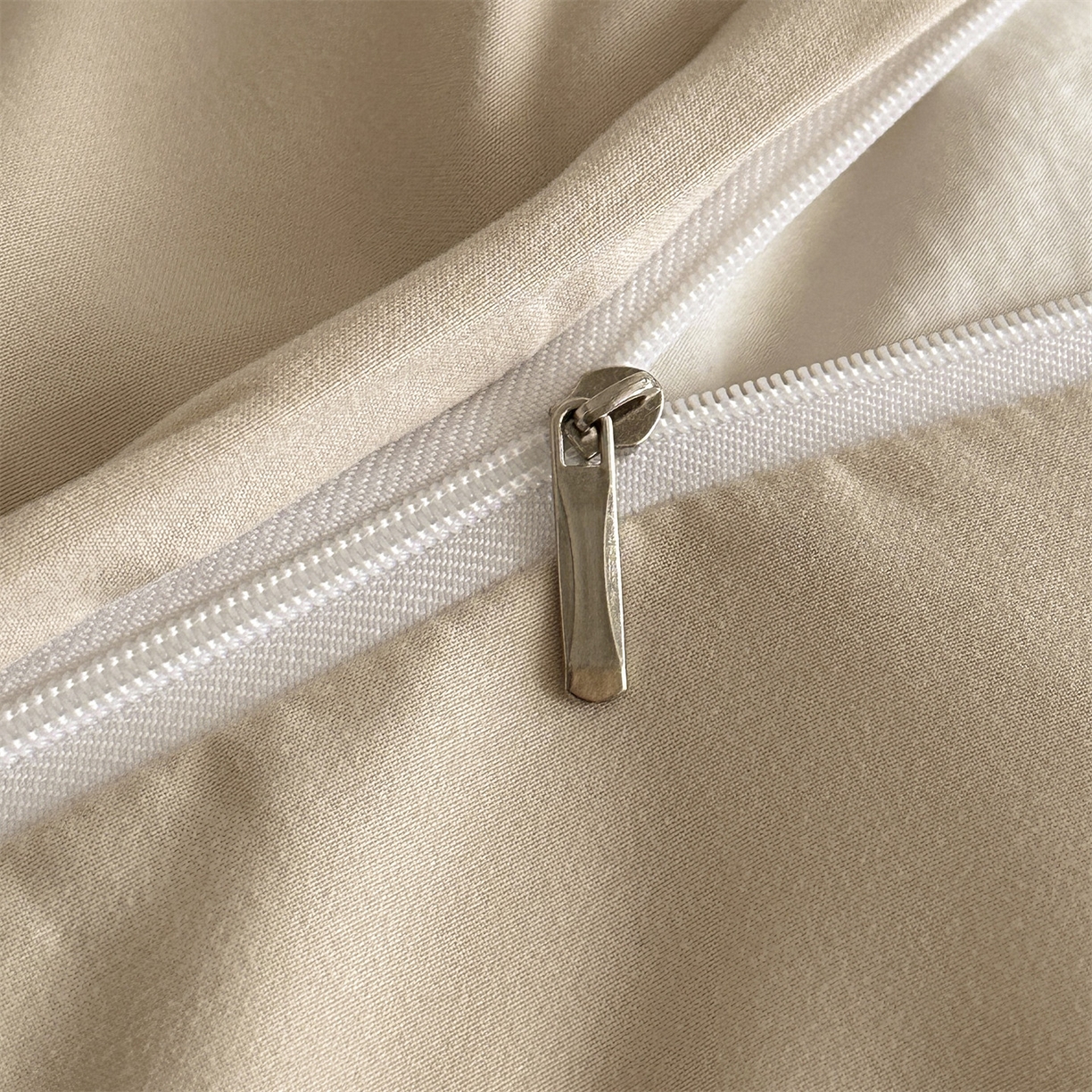 91家纺网 家纺一手货源 找家纺 一左一右 2025秋冬新款数码印花法式复古风花边亲肤棉磨毛水洗棉床笠床裙四件套-香澜花园 玛瑙绿