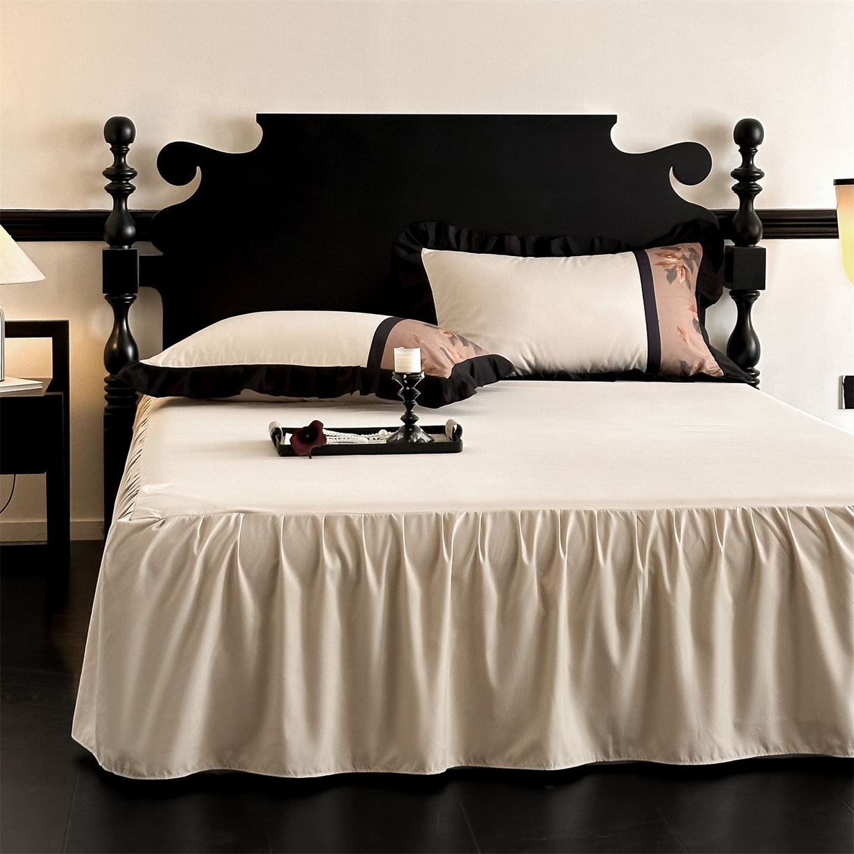 91家纺网 家纺一手货源 找家纺 一左一右 2025秋冬新款数码印花法式复古风花边亲肤棉磨毛水洗棉床笠床裙四件套-香澜花园 莫妮卡