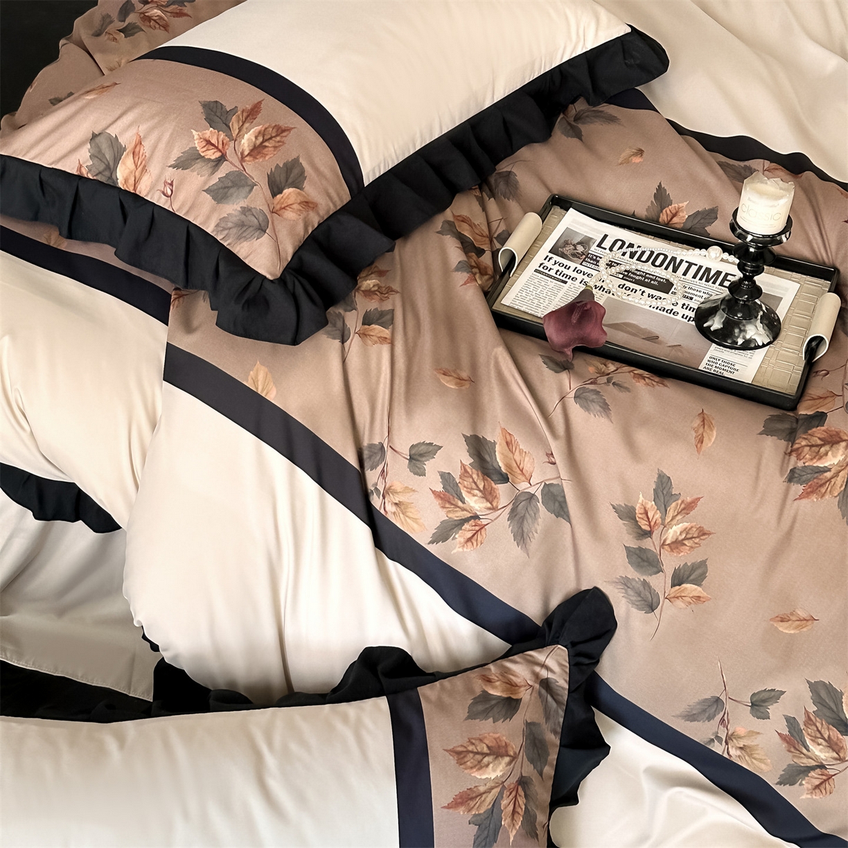 91家纺网 家纺一手货源 找家纺 一左一右 2025秋冬新款数码印花法式复古风花边亲肤棉磨毛水洗棉床笠床裙四件套-香澜花园 莫妮卡