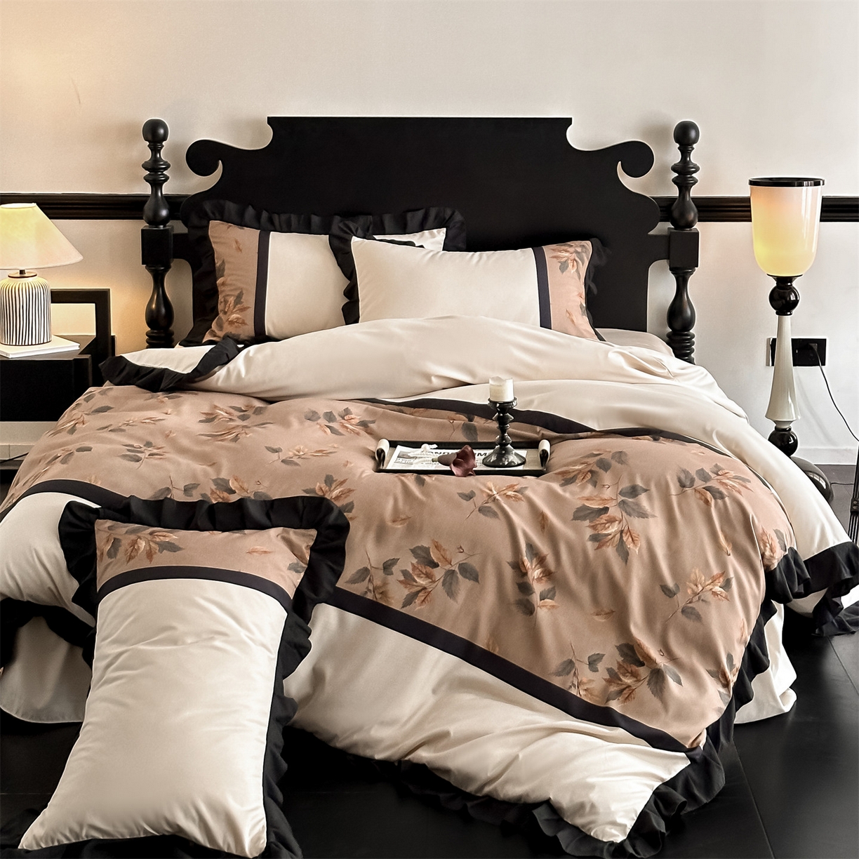 91家纺网 家纺一手货源 找家纺 一左一右 2025秋冬新款数码印花法式复古风花边亲肤棉磨毛水洗棉床笠床裙四件套-香澜花园 莫妮卡