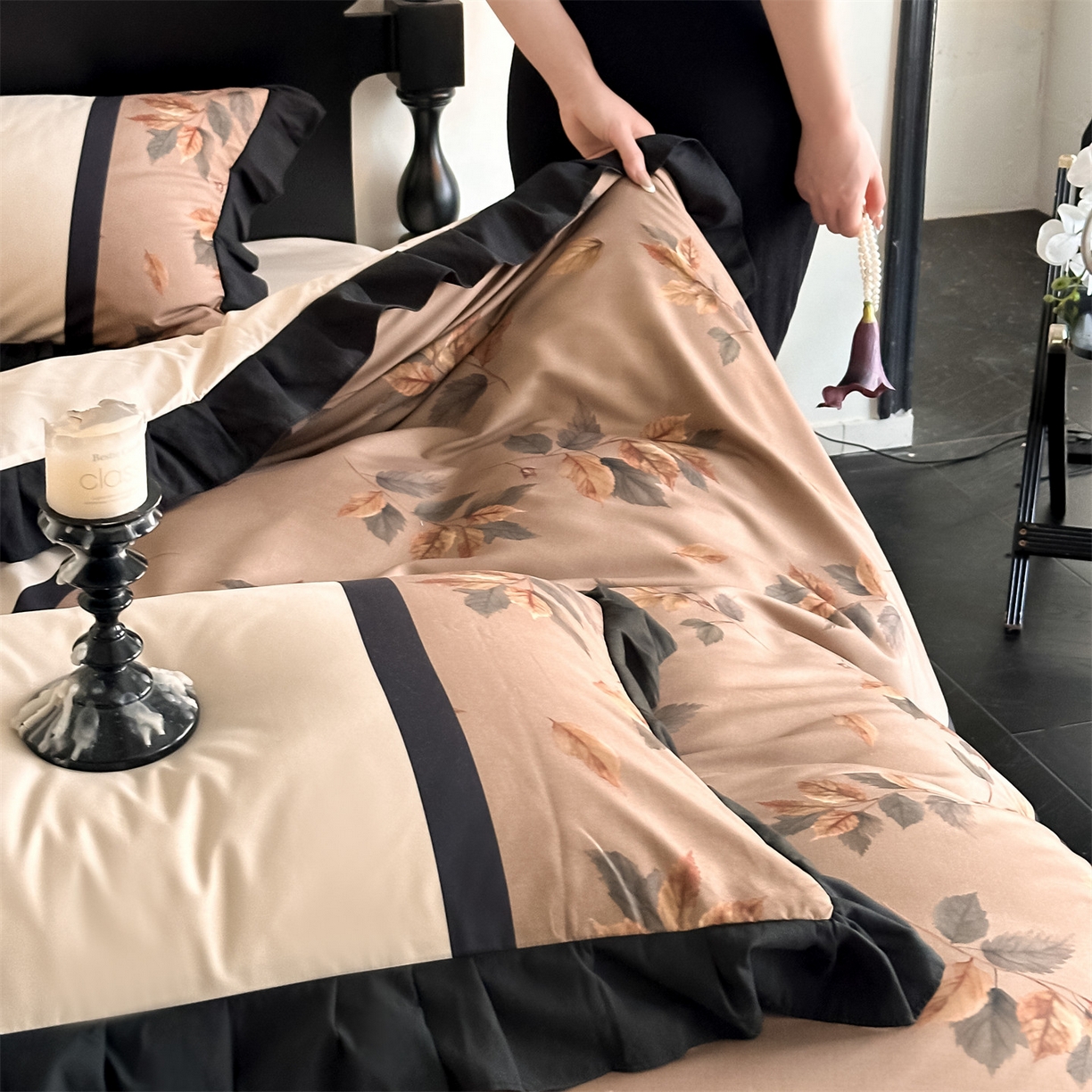 91家纺网 家纺一手货源 找家纺 一左一右 2025秋冬新款数码印花法式复古风花边亲肤棉磨毛水洗棉床笠床裙四件套-香澜花园 莫妮卡