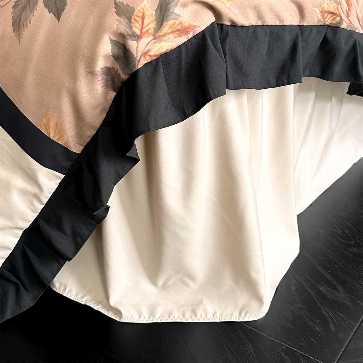 91家纺网 家纺一手货源 找家纺 一左一右 2025秋冬新款数码印花法式复古风花边亲肤棉磨毛水洗棉床笠床裙四件套-香澜花园 莫妮卡