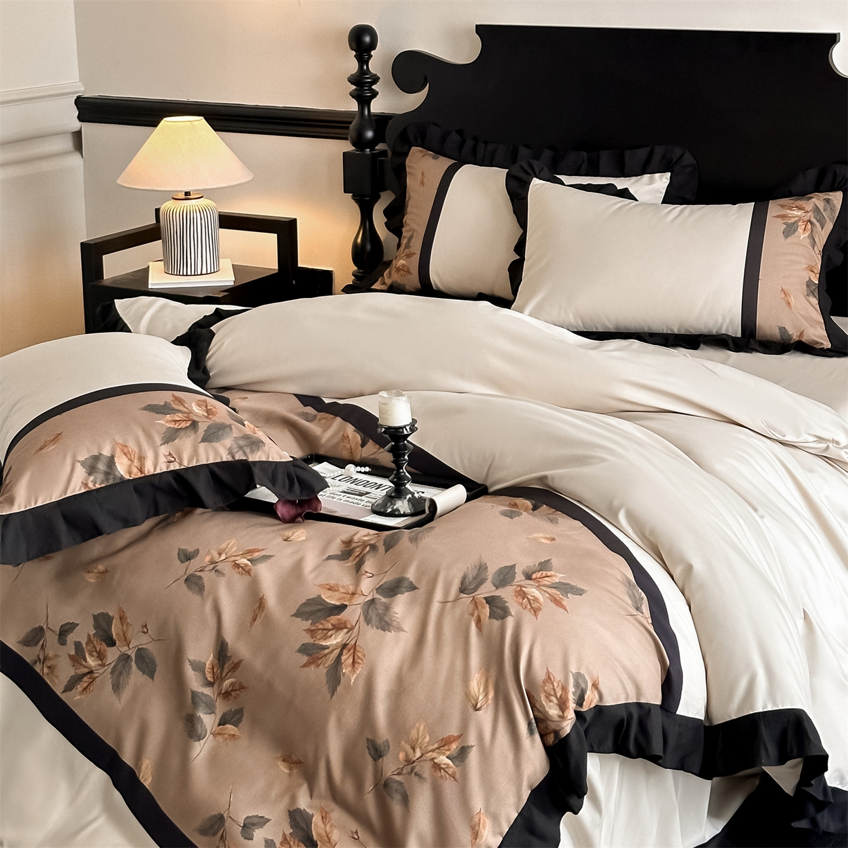 91家纺网 家纺一手货源 找家纺 一左一右 2025秋冬新款数码印花法式复古风花边亲肤棉磨毛水洗棉床笠床裙四件套-香澜花园 莫妮卡