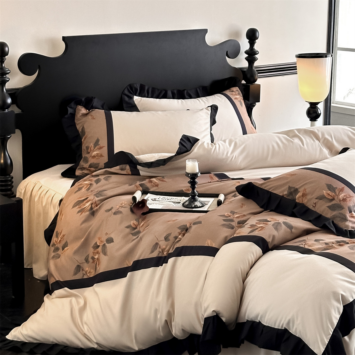 91家纺网 家纺一手货源 找家纺 一左一右 2025秋冬新款数码印花法式复古风花边亲肤棉磨毛水洗棉床笠床裙四件套-香澜花园 莫妮卡